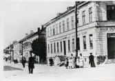 Storgatan i hörnet mot Kungsgatan, ca 1902. Till höger ser man skylten och ingången till 