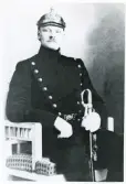 En okänd poliskonstapel hos fotografen, ca 1910.
Knäbild, halvprofil. Ateljéfoto.