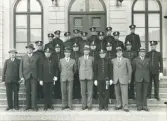 Samtliga i Växjö stad anställda polismän samt en pensionär. poliskonstapel C.F. Svensson, år 1937. Poliserna står på stadshusets/stadshotellets trappa mot Stortorget.
Nedre raden fr.v.: poliskonstapel C.F. Svensson, pk G.W. Carlsson, överkonstapel Manfred Lundin, stadsfiskal och polischef Erik Sandelius, poliskommissarie F.K. Swanström, överkonstapel Gösta V. Axelsson, kriminalkonstapel John Cederbring, kriminalkonstapel Henning Johansson.
Andra raden fr.v.: pk Oskar Palmqvist, pk Arvid Petrusson, pk Axel Nordström, pk Arvid Rydenmark, pk Eric Norling, pk Bertil Strömberg, pk G.A. Petersson.
Övre raden fr. v.: pk Carl Hall, pk Ernst Johansson, pk Yngve Cronstam, pk Herman Carlsson, pk Rudolf Jonsson, pk Carl-Erik Calding, pk Erik Hasselgren, pk Uno Logarn, pk Sture Ivarsson och pk Birger Strandmark.