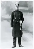 En okänd poliskonstapel i full paraduniform, Luleå ca 1914.
Helfigur, en face. Ateljéfoto.