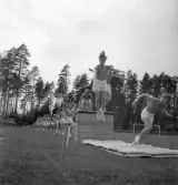 Gymnastiken 1944.
Gymnastikuppvisning på plint, av manliga gymnaster.