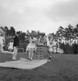 Gymnastiken 1944.
Gymnastikuppvisning på plint, av några kvinnliga gymnaster.