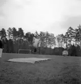 Gymnastiken 1944.
Gymnastikuppvisning på matta, av några kvinnliga gymnaster.