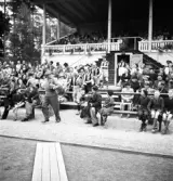 Fotbollen 1944.
Några s.k. oldboys på väg in på plan, för en fotbollsmatch.