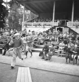 Fotbollen 1944.
Några s.k. oldboys på väg in på plan, för en fotbollsmatch.