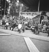 Fotbollen 1944.
Några s.k. oldboys på väg in på plan, för en fotbollsmatch.