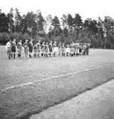 Fotbollen 1944.
Några s.k. oldboys har ställt upp sig på plan, inför en fotbollsmatch.