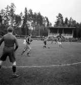 Fotbollen 1944.
Några s.k. oldboys spelar fotboll.