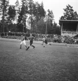 Fotbollen 1944.
Några s.k. oldboys spelar fotboll.