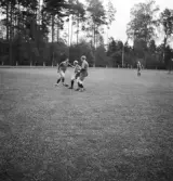 Fotbollen 1944.
Några s.k. oldboys spelar fotboll.