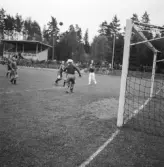 Fotbollen 1944.
Några s.k.oldboys spelar fotboll. Målchans ?.