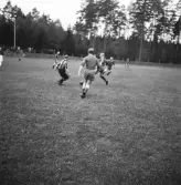 Fotbollen 1944.
Några s.k.oldboys spelar fotboll.