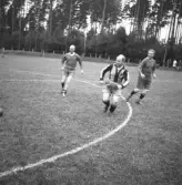 Fotbollen 1944.
Några s.k.oldboys spelar fotboll.