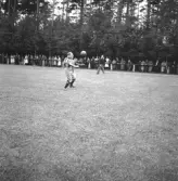 Fotbollen 1944.
Några s.k.oldboys spelar fotboll.