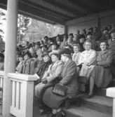Fotbollen 1944.
Publikbild från hedersläktaren, under fotbollsmatchen.
