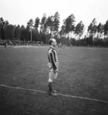 Fotbollen 1944.
En s.k. oldboy i randig fotbollströja, avvaktar under fotbollsmatchen.