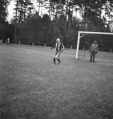 Fotbollen 1944.
S.k. oldboys spelar fotboll.
