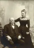 Porträtt av skeppsredare Olof August Brodin och fru Axelina Brodin f. Hjertstedt. Bilder av släkten Brodin från hemmet på Norrlandet.