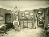 Bilder av släkten Brodin från hemmet på Norrlandet. Rum inifrån lantstället 