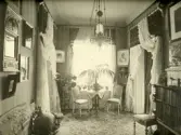 Bilder av släkten Brodin från hemmet på Norrlandet. Rum inifrån lantstället 