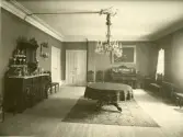 Bilder av släkten Brodin från hemmet på Norrlandet. Rum inifrån lantstället 