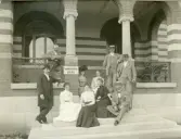 Gefle-utställningen 1901. En Lantbruks-, industri- och slöjdutställning. 
Kvinnor och män sitter och står utanför Landtbruksmötets byrå.