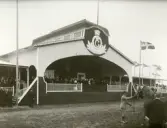 Gefle-utställningen 1901. En Lantbruks-, industri- och slöjdutställning. Utställningarna höll till på Norr där ett järnvägsspår lagts, norrlandsföretag visade sina produkter. Utställningen pågick i 65 dagar.
Kungligheter som tittar på, vad det verkar, hästuppvisning kanske? på utställningen.