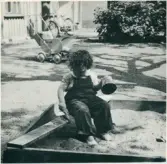 Torborg leker i sandlådan