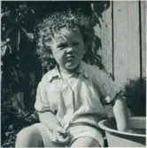 Torborg med handen i en balja