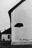 Runsten i muren på Glanshammars kyrka, 1964