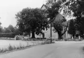 Sköllersta kyrka vid landsvägen, 1964