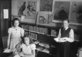 Elever i skolbibliotek i Örebro, 1941