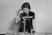 Laboration i fysikundervisning i skola i Örebro, 1941