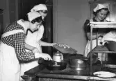 Tillagning av köttbullar vid skolköksundervisning vid skola i Örebro, 1941