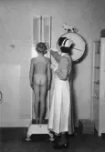 Viktkontroll hos sjuksköterska vid skola i Örebro, 1941