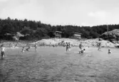 Elever från Örebro badar vid Ammenäs skolkoloni utanför Uddevalla, 1941