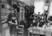 Elever i skolbibliotek i Örebro, 1941