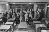 Elever övar körsång inför advent i skola i Öebro, 1941