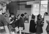 Skolelever lär sig sparverksamhet genom insättning på Örebro sparbank, december 1941