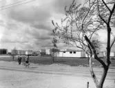 Cyklist framför Rostaskolan, 1960