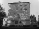 Trädgårdsmöbler vid Adolfsbergsskolans gavel, 1948