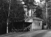 Cykelställ och uthus vid Adolfsbergsskolan ,1948