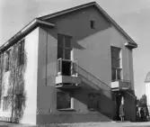 Elever går in i gymnastikbyggnaden vid Östra skolan i Almby, 1950 CA.