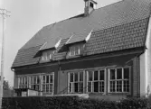 Uthus framför Södra skolan i Almby, 1948
