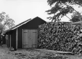 Vedhög vid uthuset på Ekers skola i Längbro, 1948