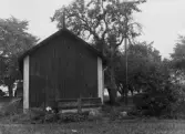 Gavel på uthus vid Ekers skola i Längbro, 1948