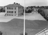 Elever spelar fotboll på Holmens skola, 1948
