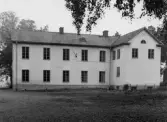 Karlslunds skolas baksida med gräsmatta, 1948