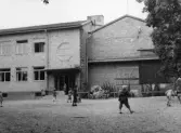 Lekande barn på Kristinaskolans skolgård, 1948