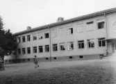 Elever ute på Kristinaskolans skolgård, 1948